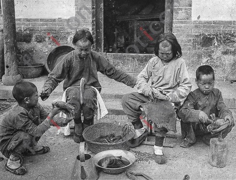 Waisenkinder als Schuster ; Orphans as a shoemaker - Foto simon-173a-067-sw.jpg | foticon.de - Bilddatenbank für Motive aus Geschichte und Kultur